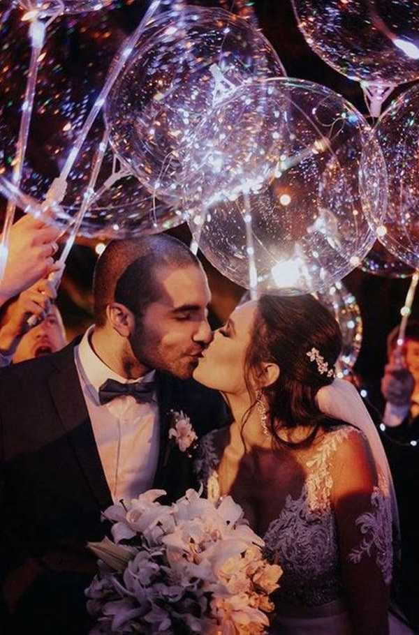 Είσοδος ζευγαριού σε γάμο με μπαλόνια