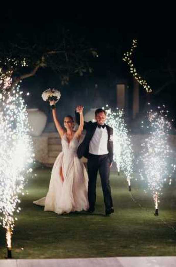 Είσοδος ζευγαριού σε γάμο με πυροτεχνήματα