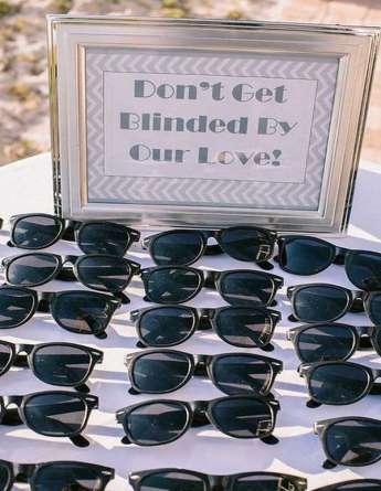 Μαυρα γυαλιά ηλίου τοποθετημένα σε τραπέζι γάμου