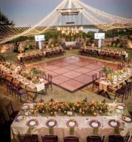 Ξύλινη πίστα χορού, ηχητική κάλυψη και φωτισμός σε τραπέζι γάμου