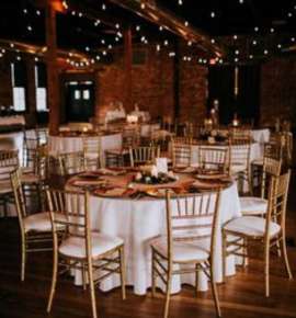 Υπέροχα κτήματα γάμου με ροτόντες, καρέκλες, και φωτισμό