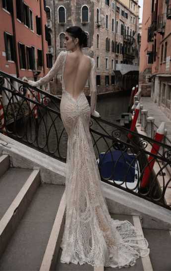 Νύφη με ανοιχτή πλάτη φωτογραφίζεται στην Βενετία