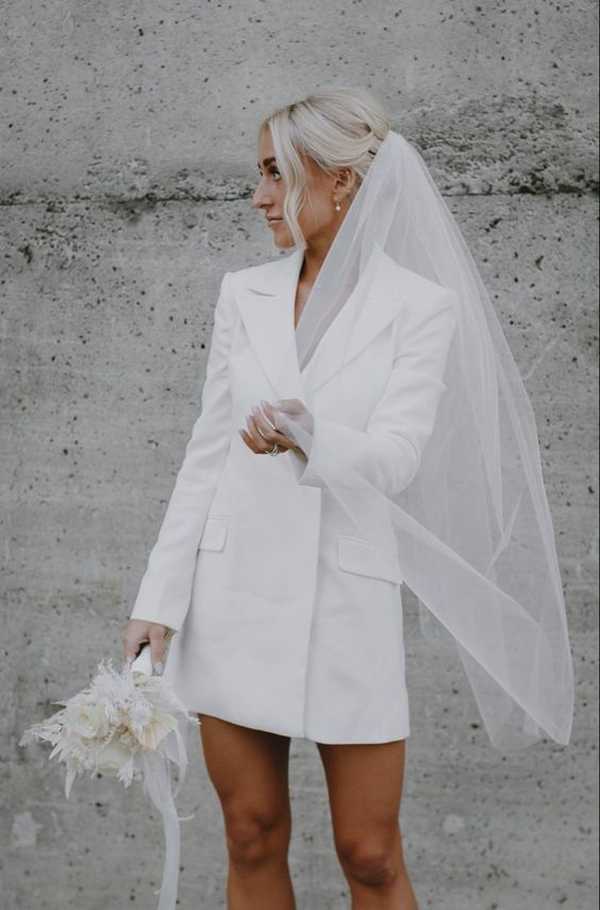 Λαμπερή νύφη με λευκό σακάκι και κοντό πέπλο