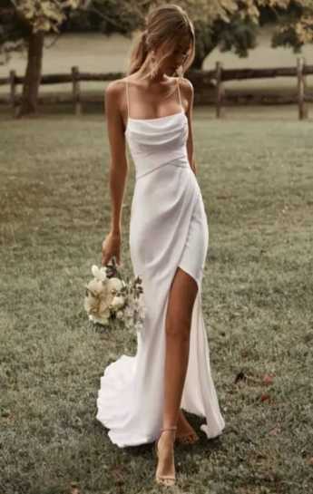 Αέρινο απλό νυφικό φόρεμα για γάμο σε νήσι