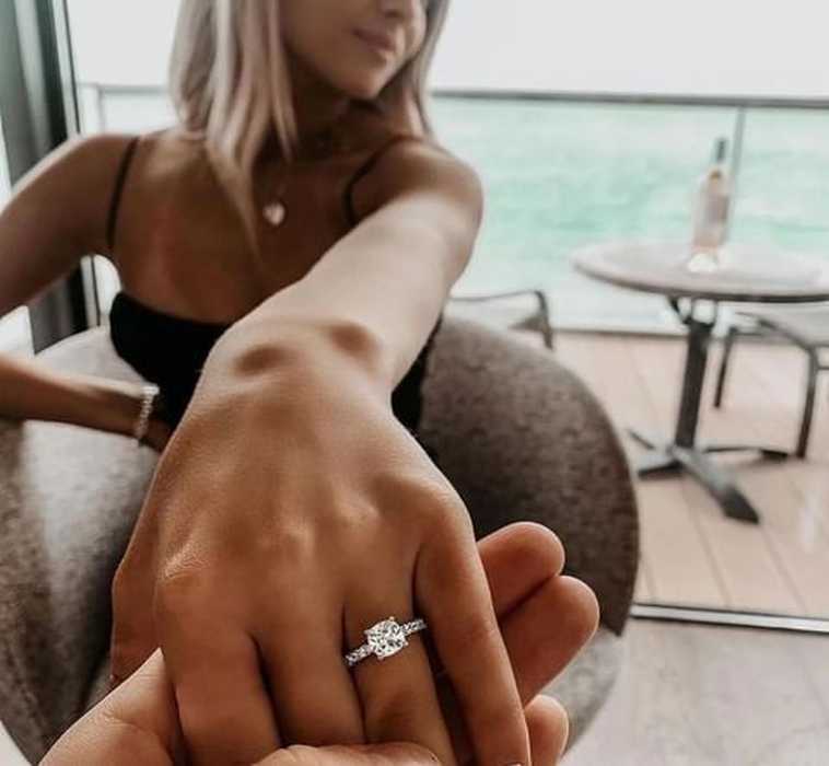 Γυναίκα δείχνει περήφανη το δαχτυλίδι μετά απο πρόταση γάμου