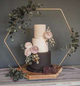 Ασπρόμαυρη τούρτα γάμου διακοσμημένη σε ξύλινο ταμπλό