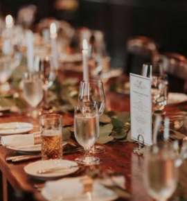 Αίθουσες δεξιώσεων με διακοσμημένα ξύλινα τραπέζια για γάμο