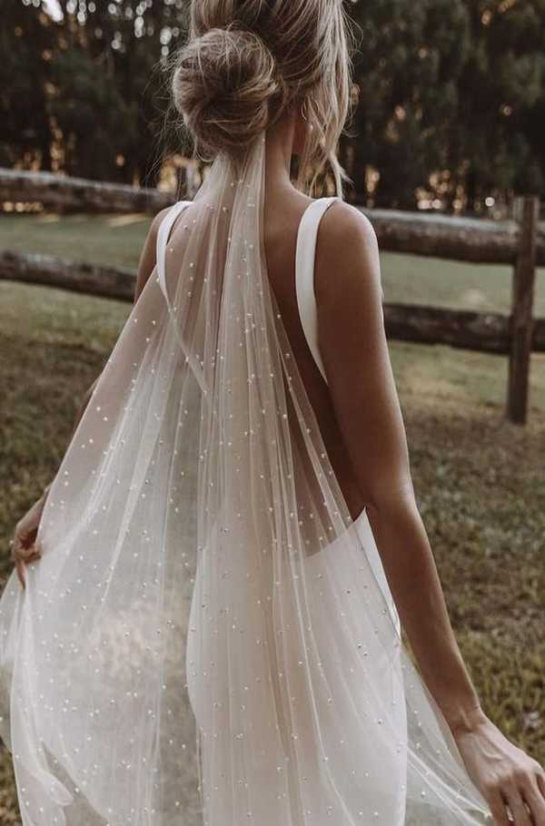 Χτένισμα για νύφη με ένα κομψό κότσο σινιόν και πέπλο