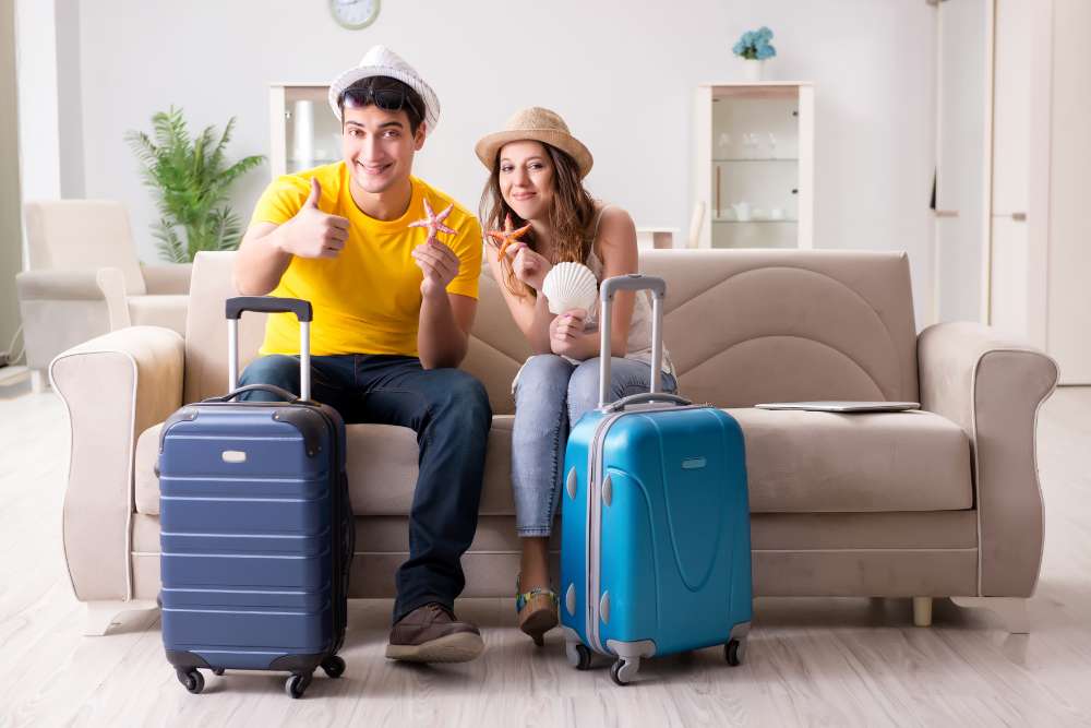 Ζευγάρι με βαλίτσες για διακοπές