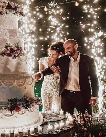 Νίοπαντρο ζευγάρι κόβει την γαμήλια τούρτα