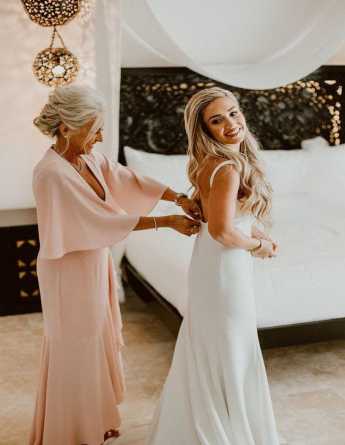 Η μητέρα της νύφης βοηθάει στο ντύσιμο της κόρης της
