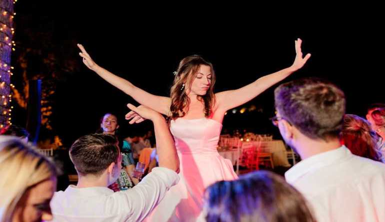 Νύφη διασκεδάζει σε τρελό wedding party στην λίμνη Βουλιαγμένης