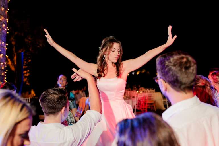 Νύφη χορεύει σε γαμήλιο πάρτι