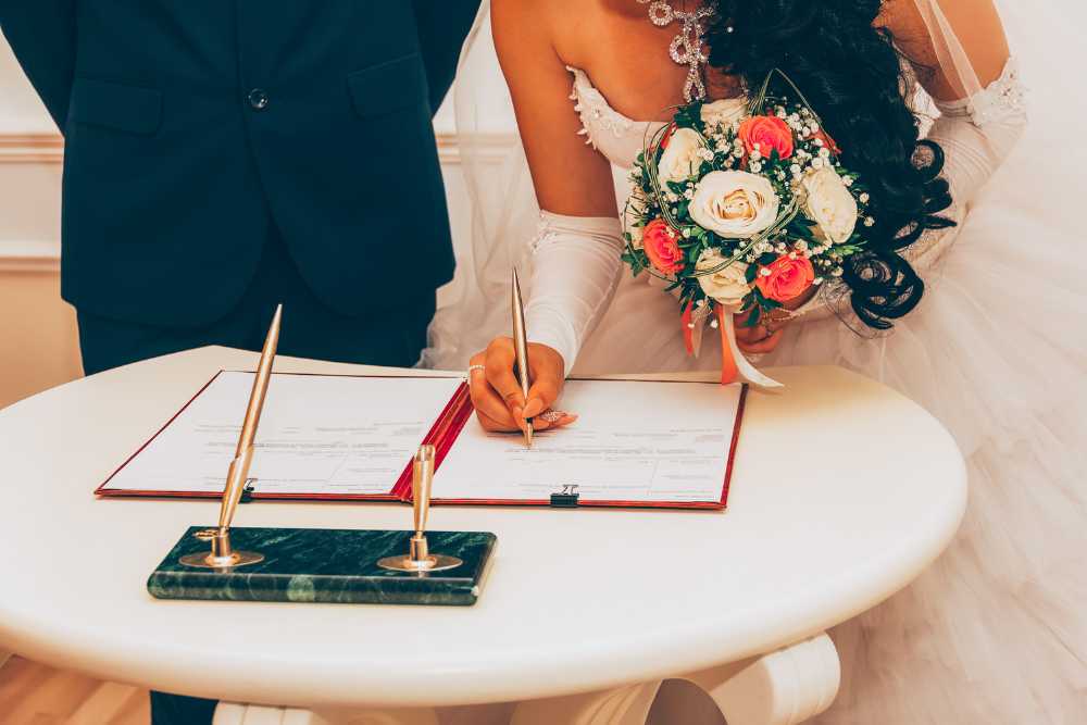 Νύφη υπογράφει τα χαρτιά γάμου