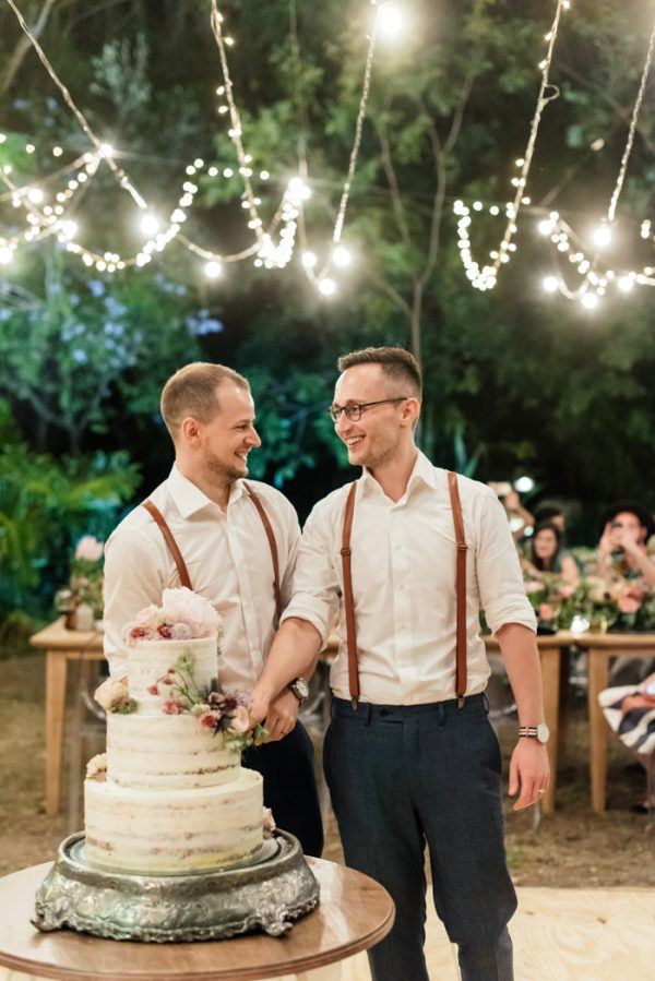 Gay ζευγάρι κόβει την τούρτα σε γάμο