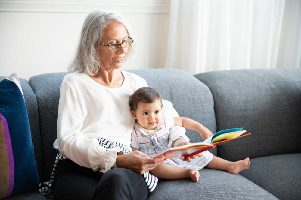 Γιαγιά και μωρό διαβάζουν παραμύθια