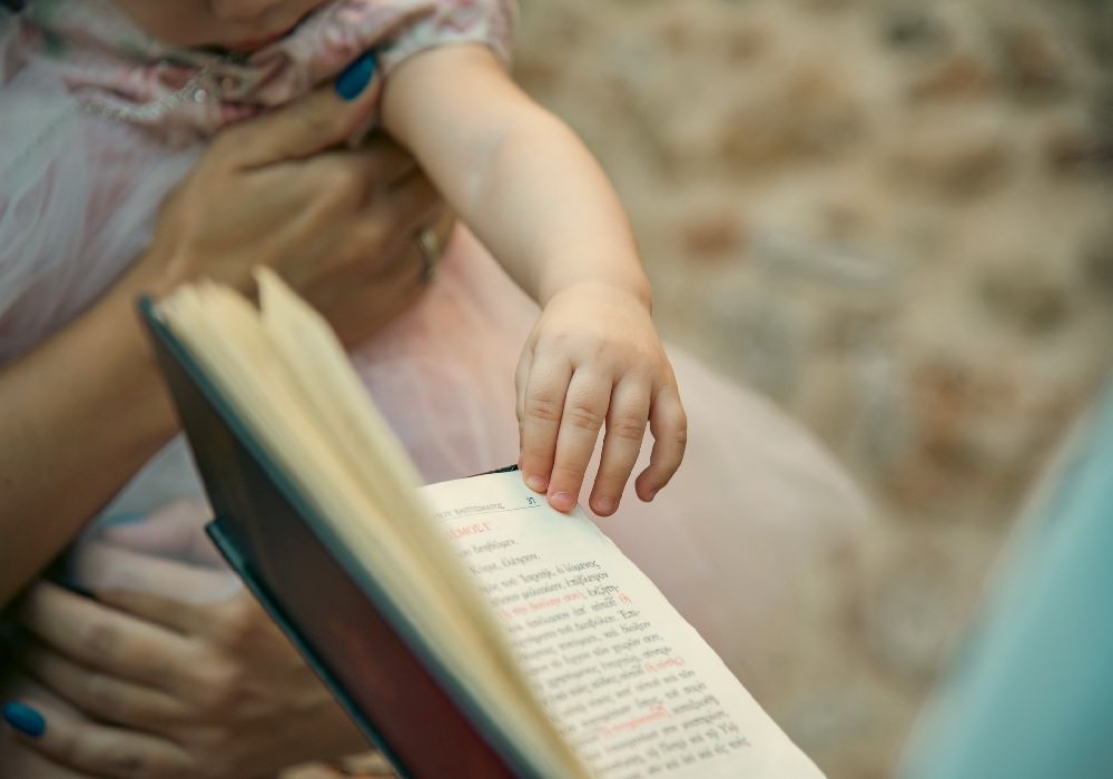 Μικρούλα κρατά βιβλίο παπά πριν την βάπτιση
