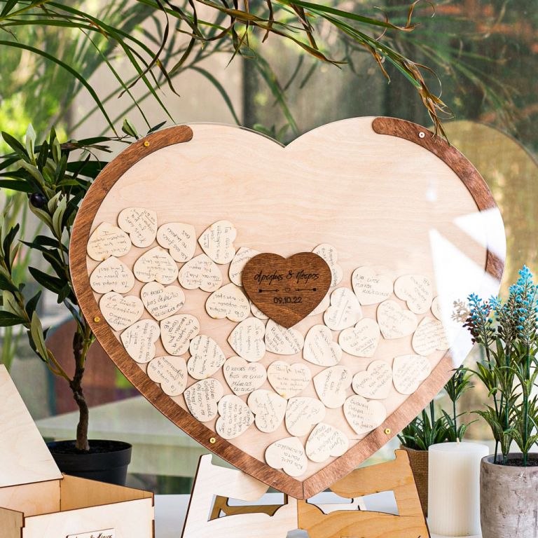 Βιβλίο ευχών σε υψηλής ποιότητας ξύλινη κατασκευή και σχήμα καρδιάς