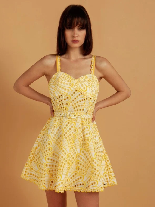 Κηπούρ φόρεμα με ζώνη σε κίτρινο χρώμα