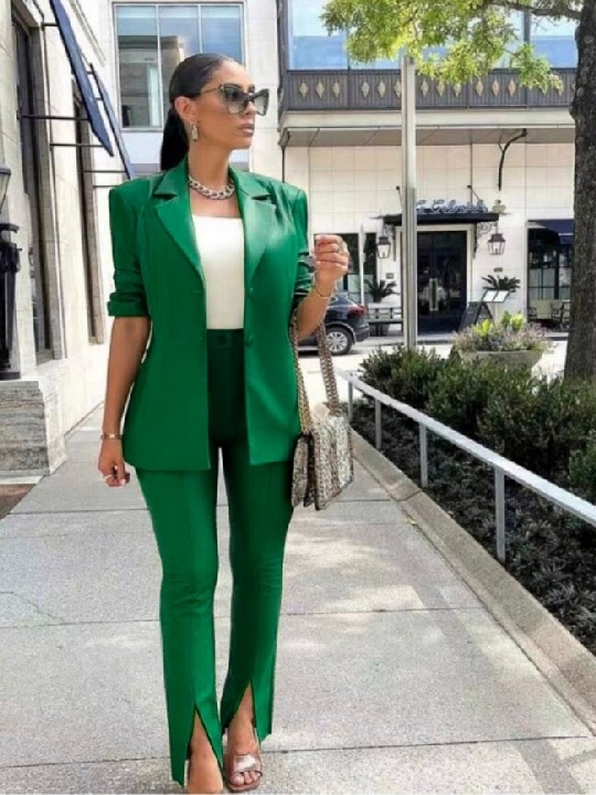 Εφαρμοστό γυναικείο κοστούμι σε πράσινο