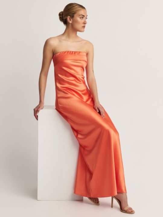 Μακρύ πορτοκαλί φόρεμα με ανοιχτή πλάτη