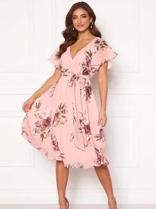 Ρομαντικό αέρινο φόρεμα σε ροζ απόχρωση