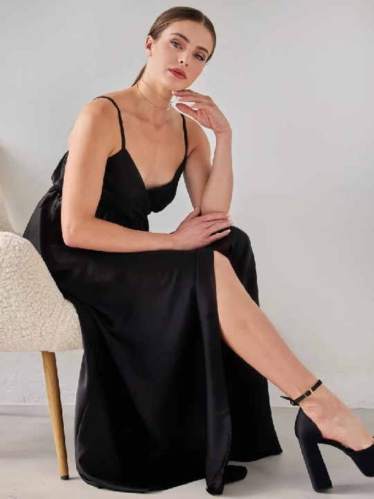 Φόρεμα μάξι σατέν κρουαζέ σε μαύρο χρώμα
