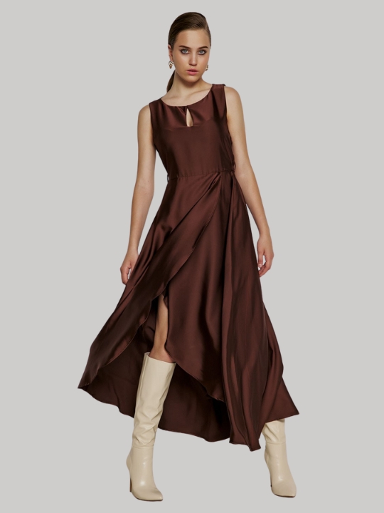 Maxi Elegant φόρεμα με ζώνη στη μέση σε καφέ