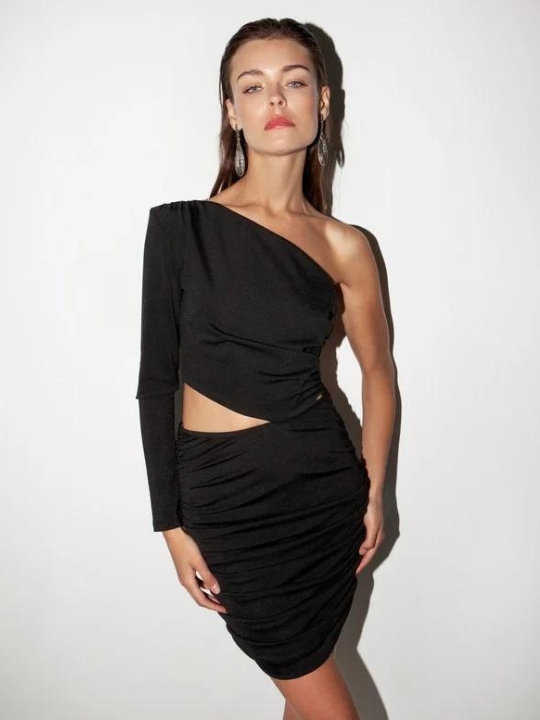 One shoulder φόρεμα με σούρες σε μαύρο