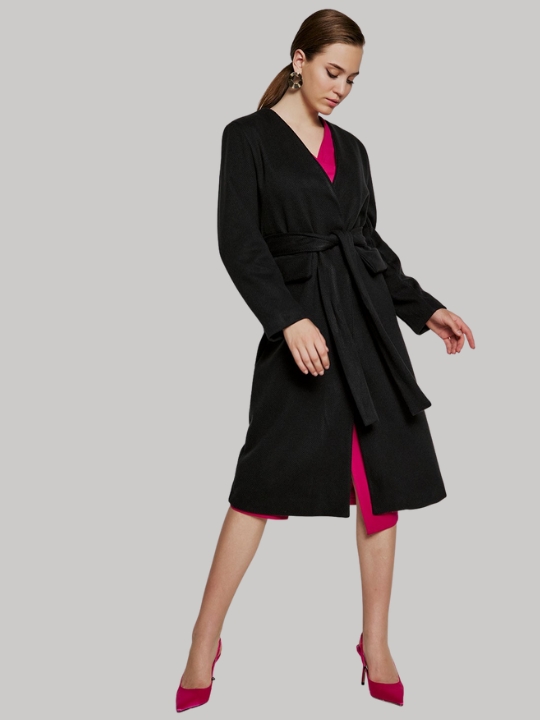 Παλτό μακρύ με ζώνη στη μέση σε μαύρο χρώμα