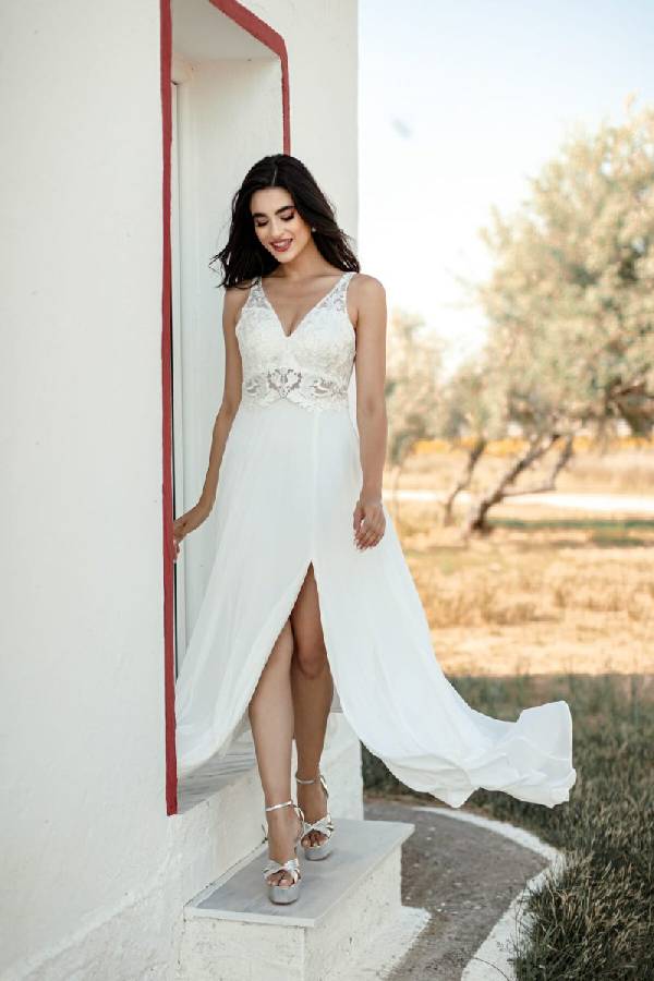 Μάξι, λευκό αιθέριο φόρεμα με φούστα σε ύφανση ζορζέτας