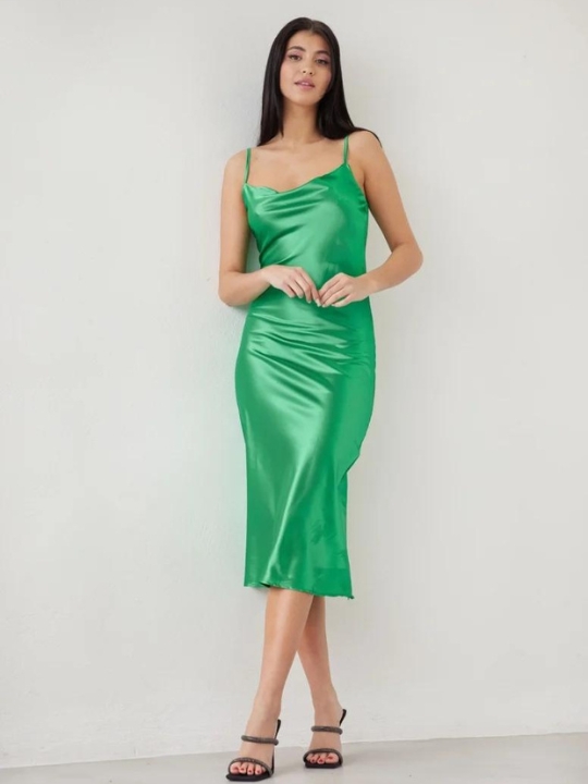 Πράσινο φόρεμα με λεπτά ρυθμιζόμενα ραντάκια