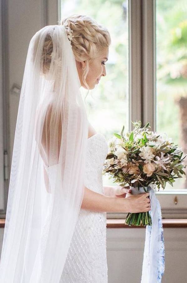 Νύφη με λουλούδια και πέπλο