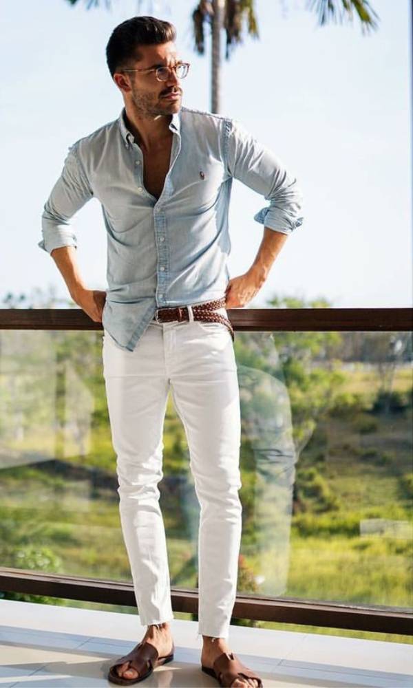 Ανδρικό στυλ με λευκό παντελόνι και σιέλ πουκάμισο