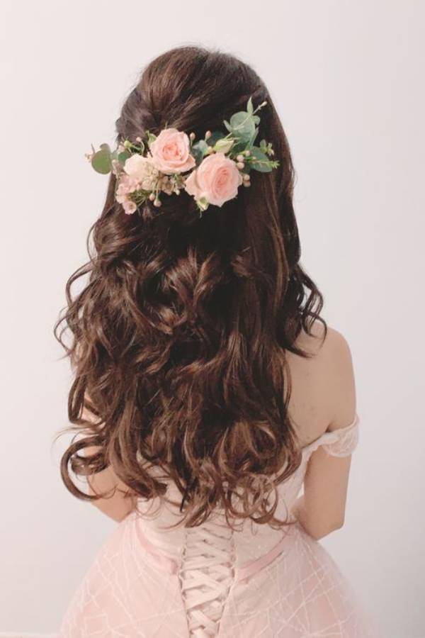 Υπέροχα λουλούδια σε μαλλιά όμορφης γυναίκας