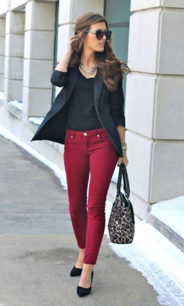 Μαύρο γυναικείο σακάκι συνδυασμένο με κόκκινο παντελόνι