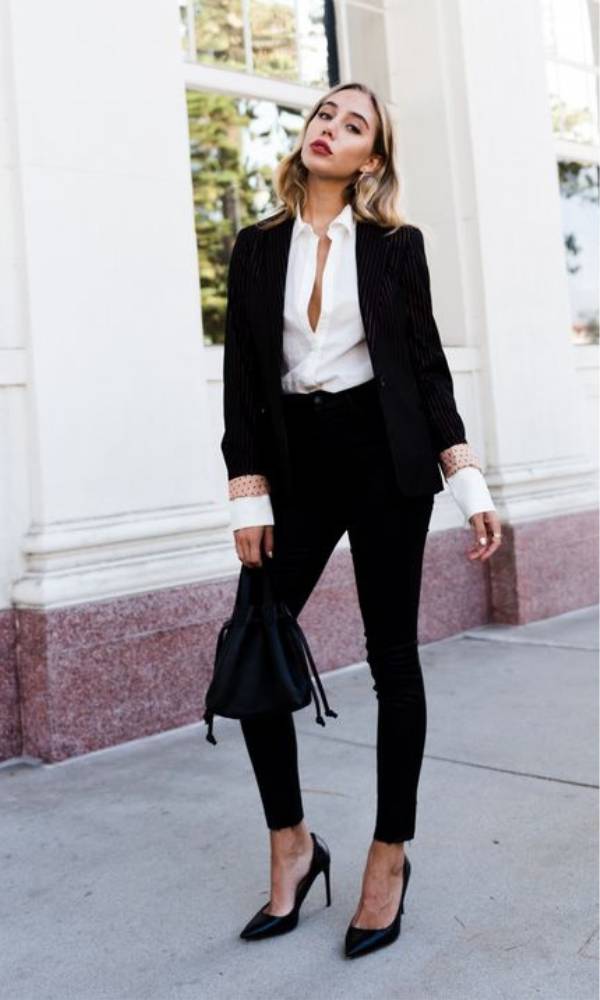 Μαύρο γυναικείο σακάκι με λευκό πουκάμισο
