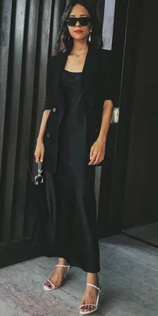 Μαύρο σακάκι με μαύρο φόρεμα και λευκό πέδιλο