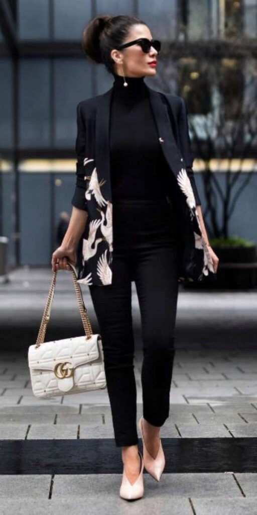 Πανέμορφο μαύρο σακάκι με σχέδια και τσάντα
