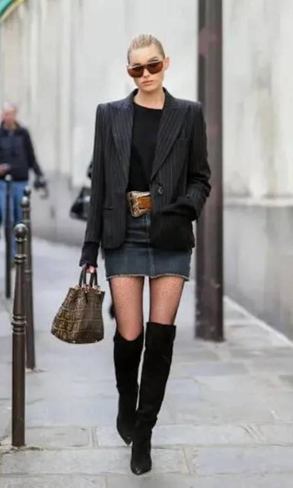 Μαύρο σακάκι συνδυασμένο με τζιν φούστα