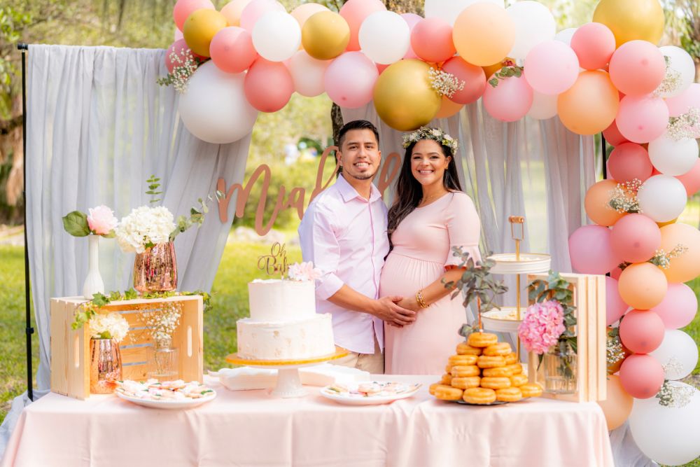 Ζευγάρι οργανώνει baby shower party με τούρτα και μπαλόνια
