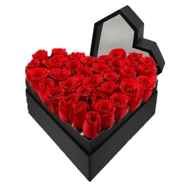 Καρδιά Αγίου Βαλεντίνου με κόκκινα τριαντάφυλλα