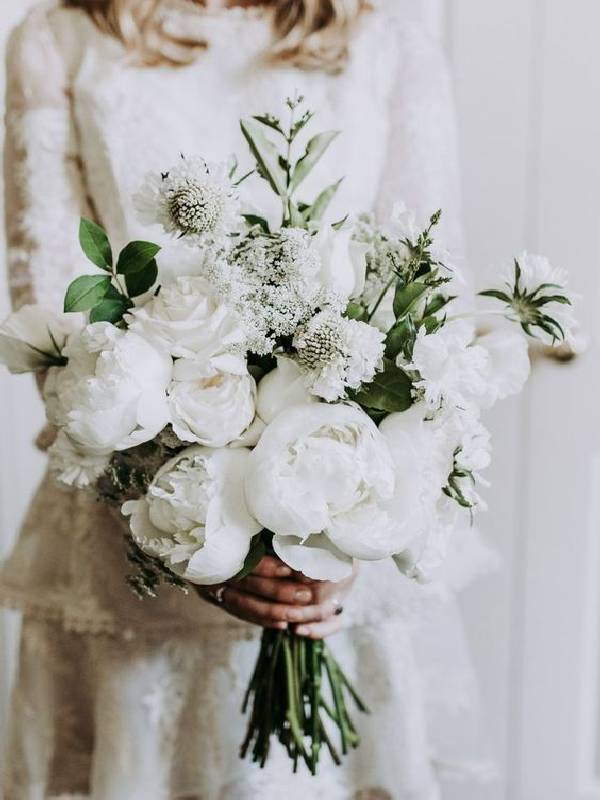 Ανθοδέσμη γάμου με λευκά τριαντάφυλλα