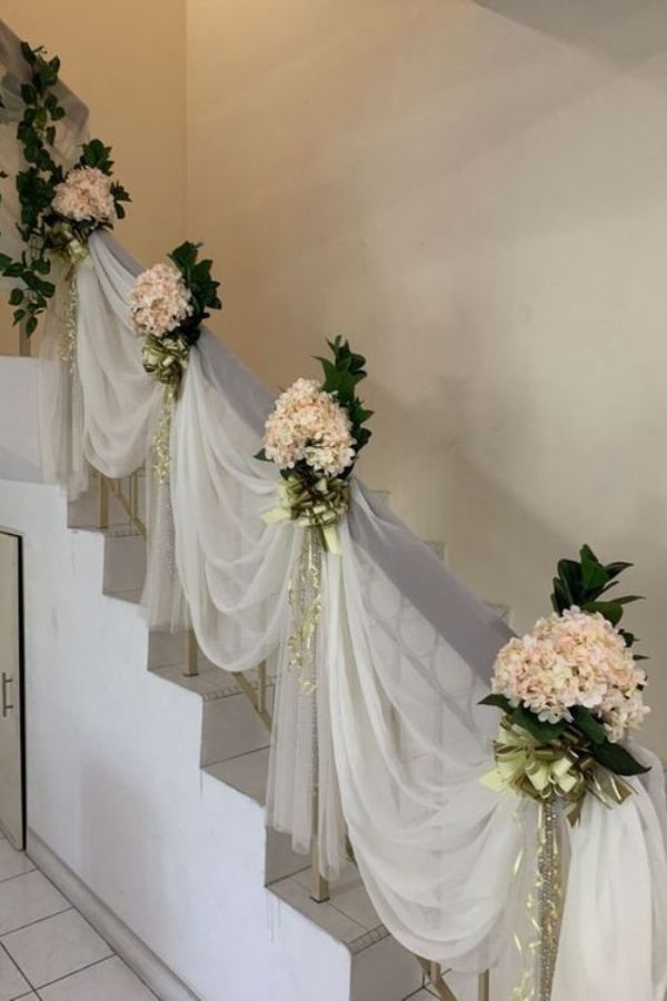 Διακοσμημένη εσωτερική σκάλα με τούλι και λουλούδια