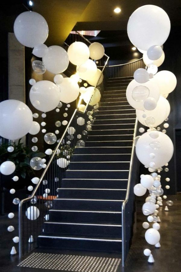 Στολισμός εσωτερικής σκάλας σπιτιού με μπαλόνια