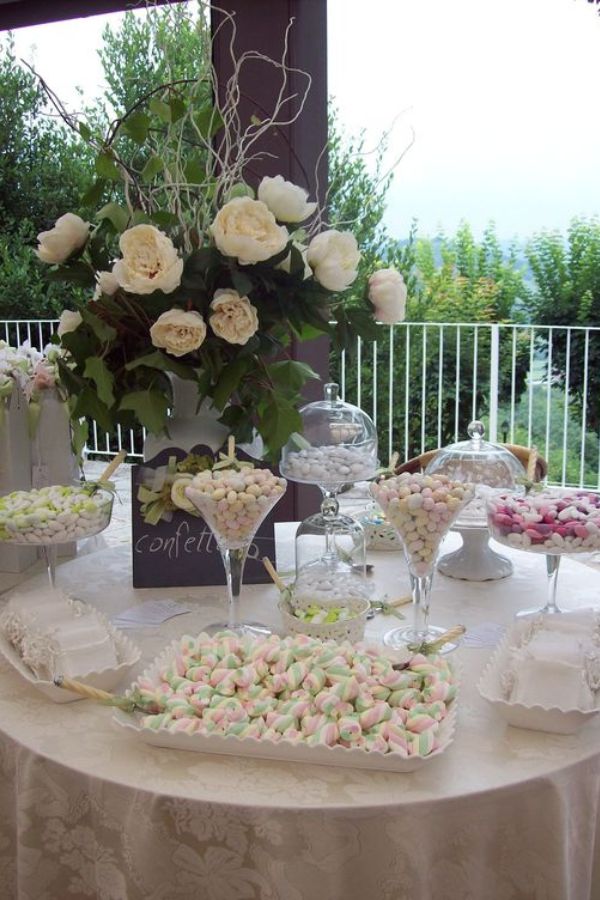 Τραπέζι με κεράσματα γάμου σε αυλή